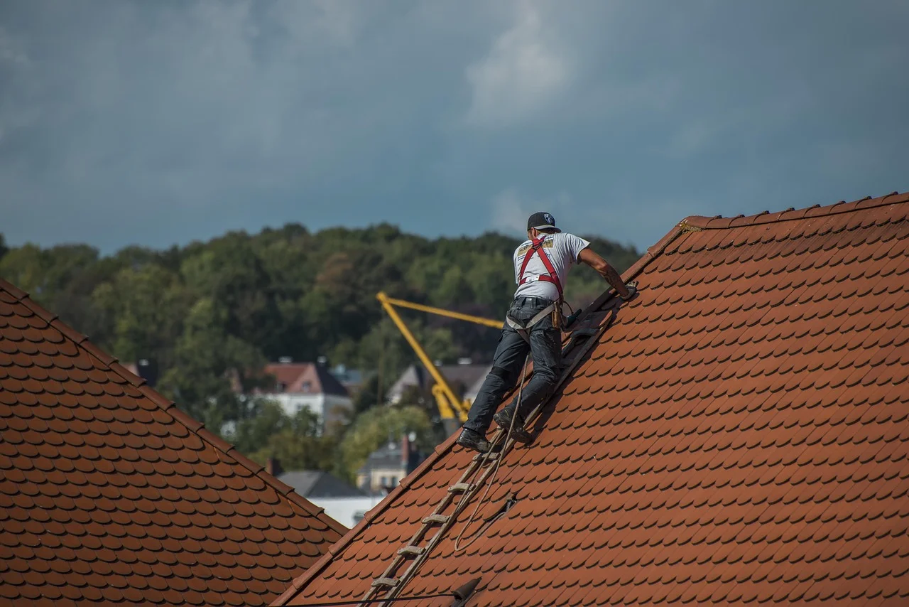 Folie i membrany: jak dobrać rozwiązanie do zabezpieczenia przed wilgocią