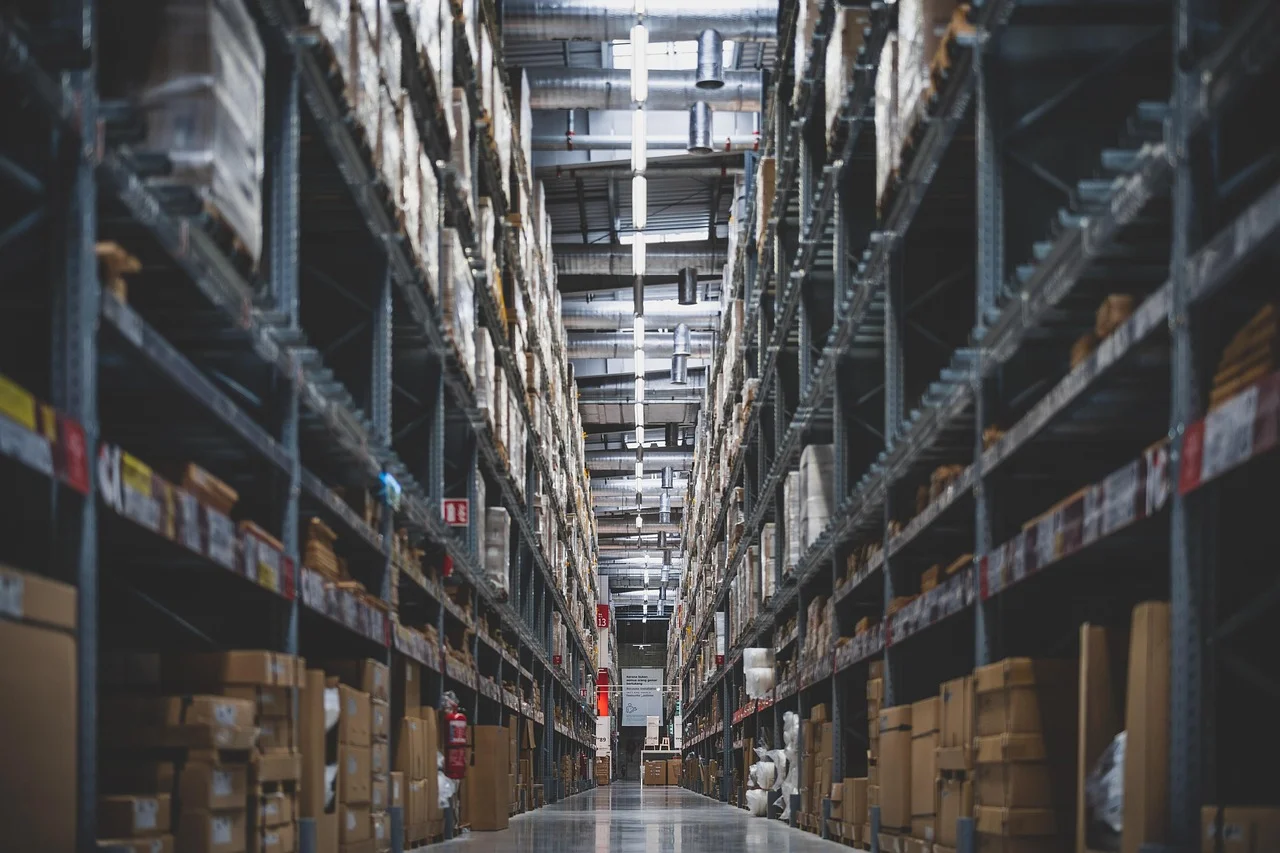 Hurtownia chemii budowlanej: jak wynegocjować warunki i skompletować koszyk na budowę